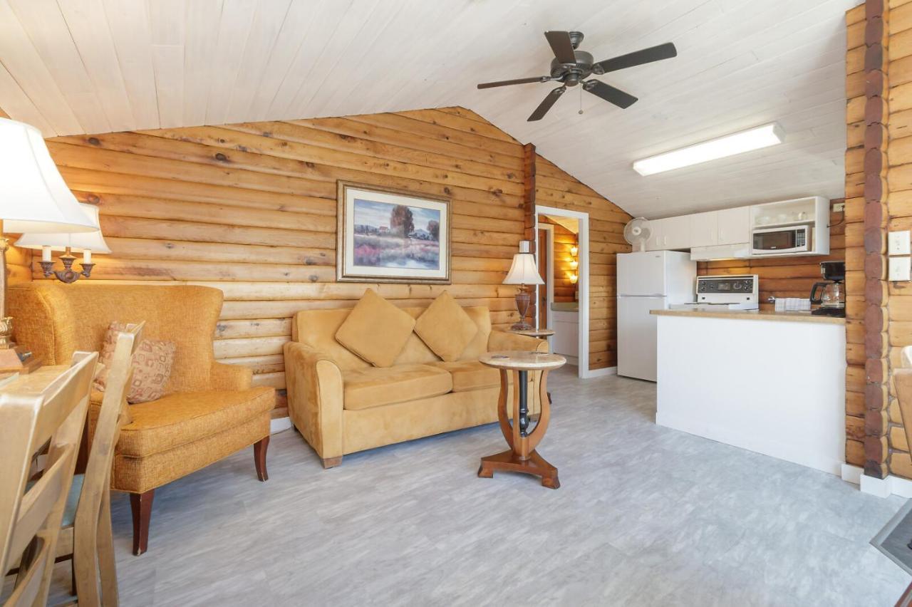 The Cedarwood Inn & Suites Sidney Eksteriør bilde