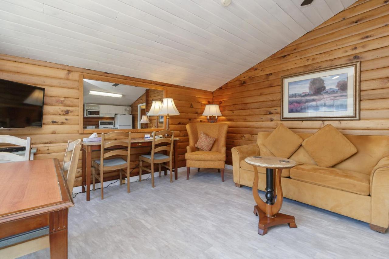 The Cedarwood Inn & Suites Sidney Eksteriør bilde