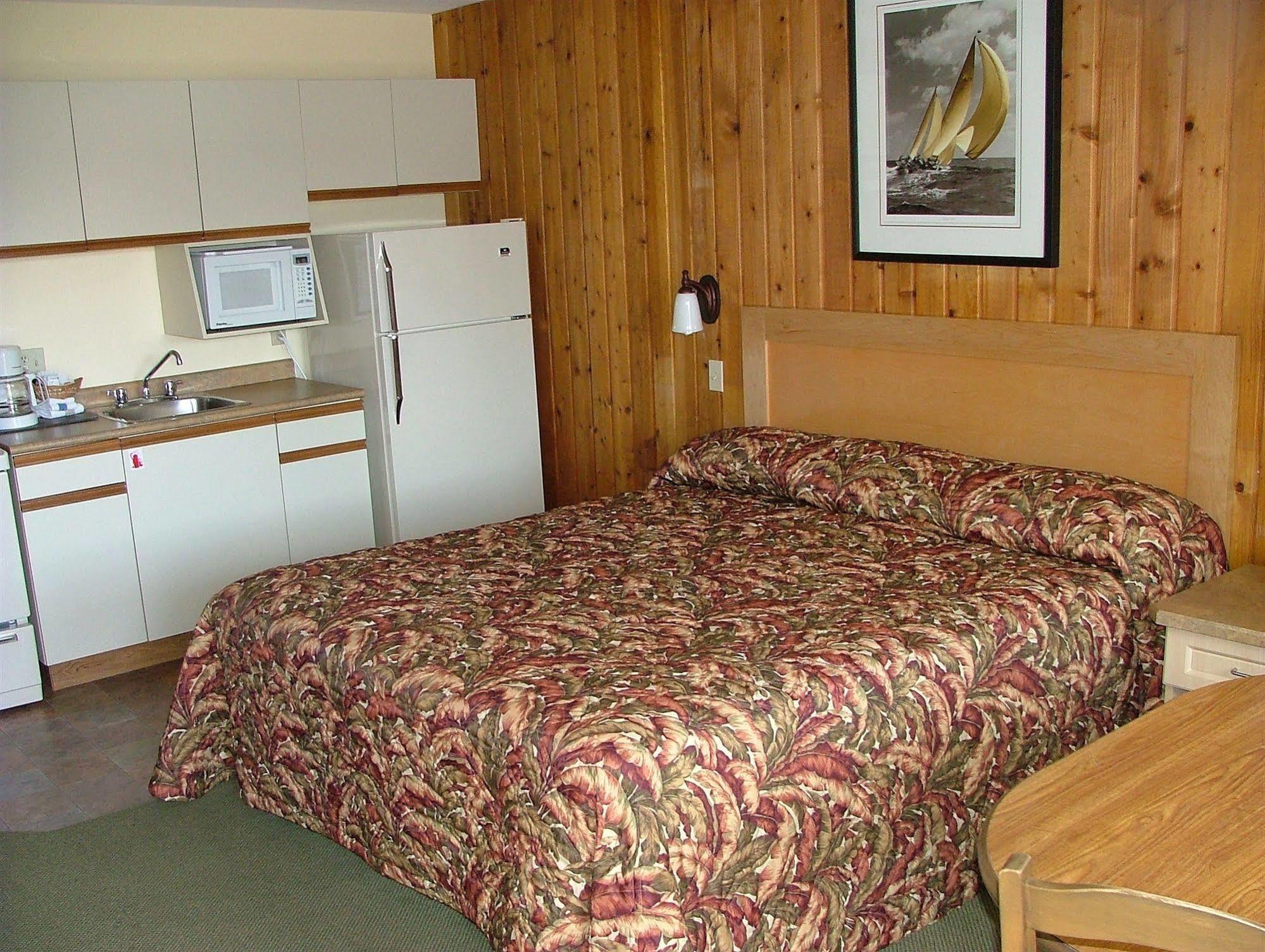 The Cedarwood Inn & Suites Sidney Eksteriør bilde