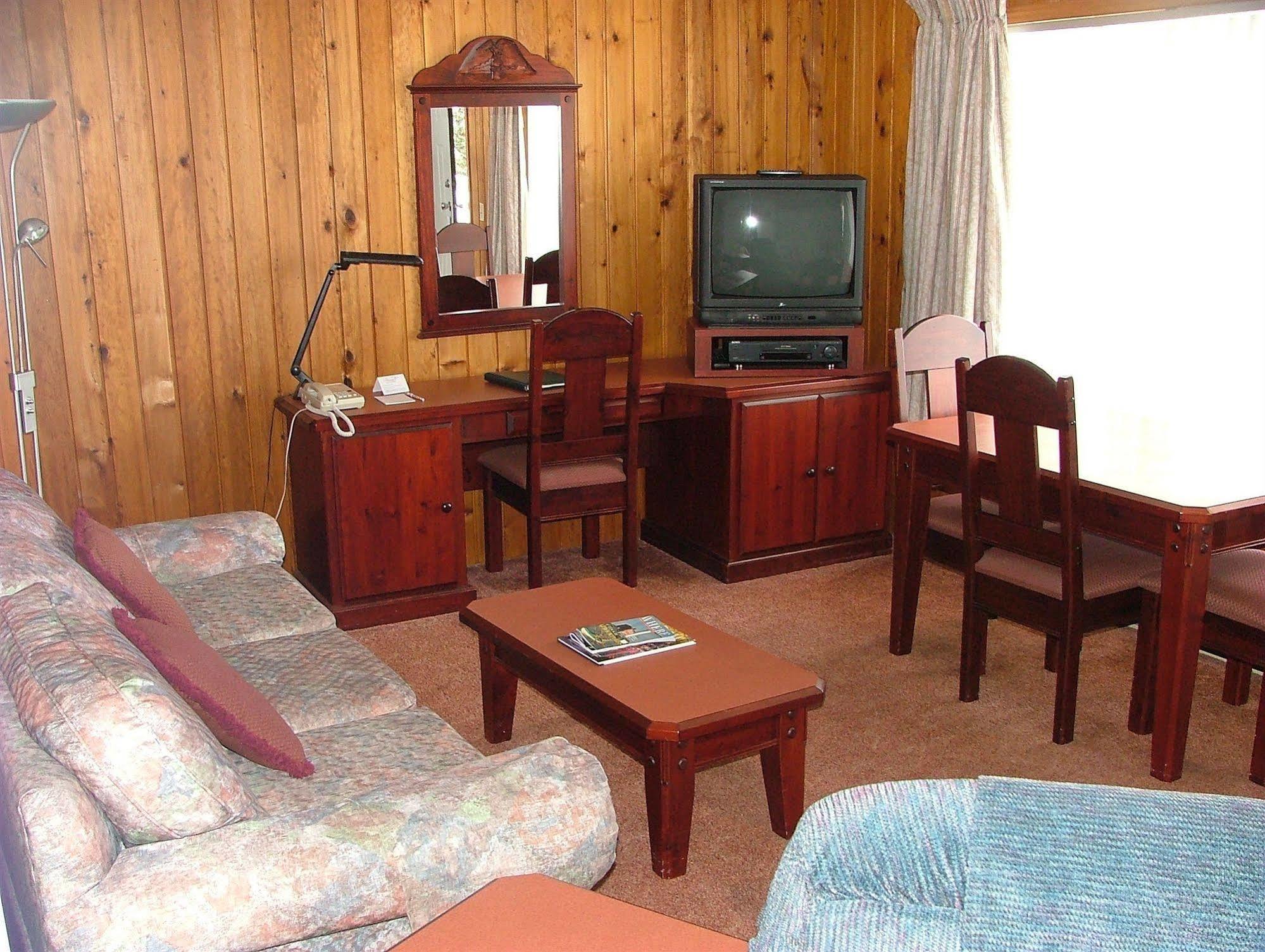 The Cedarwood Inn & Suites Sidney Eksteriør bilde