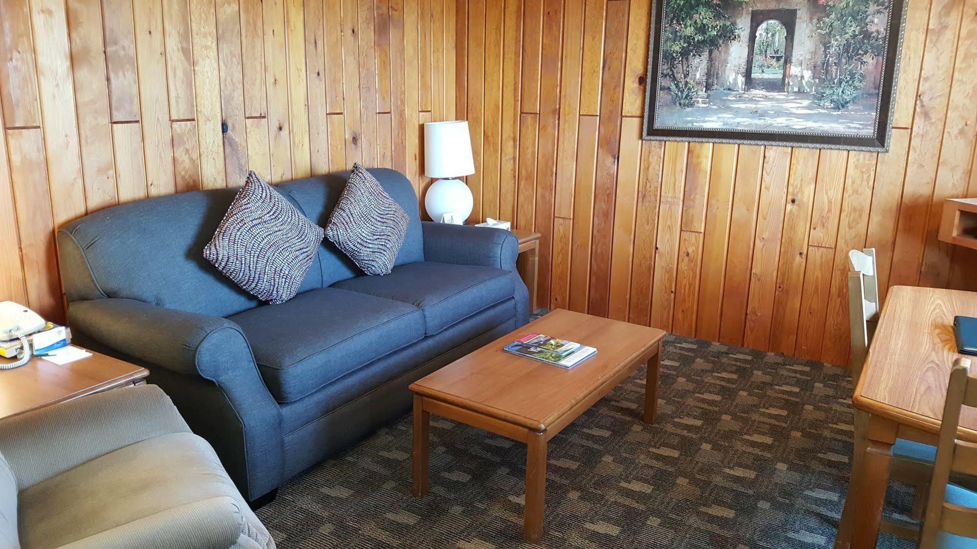 The Cedarwood Inn & Suites Sidney Eksteriør bilde