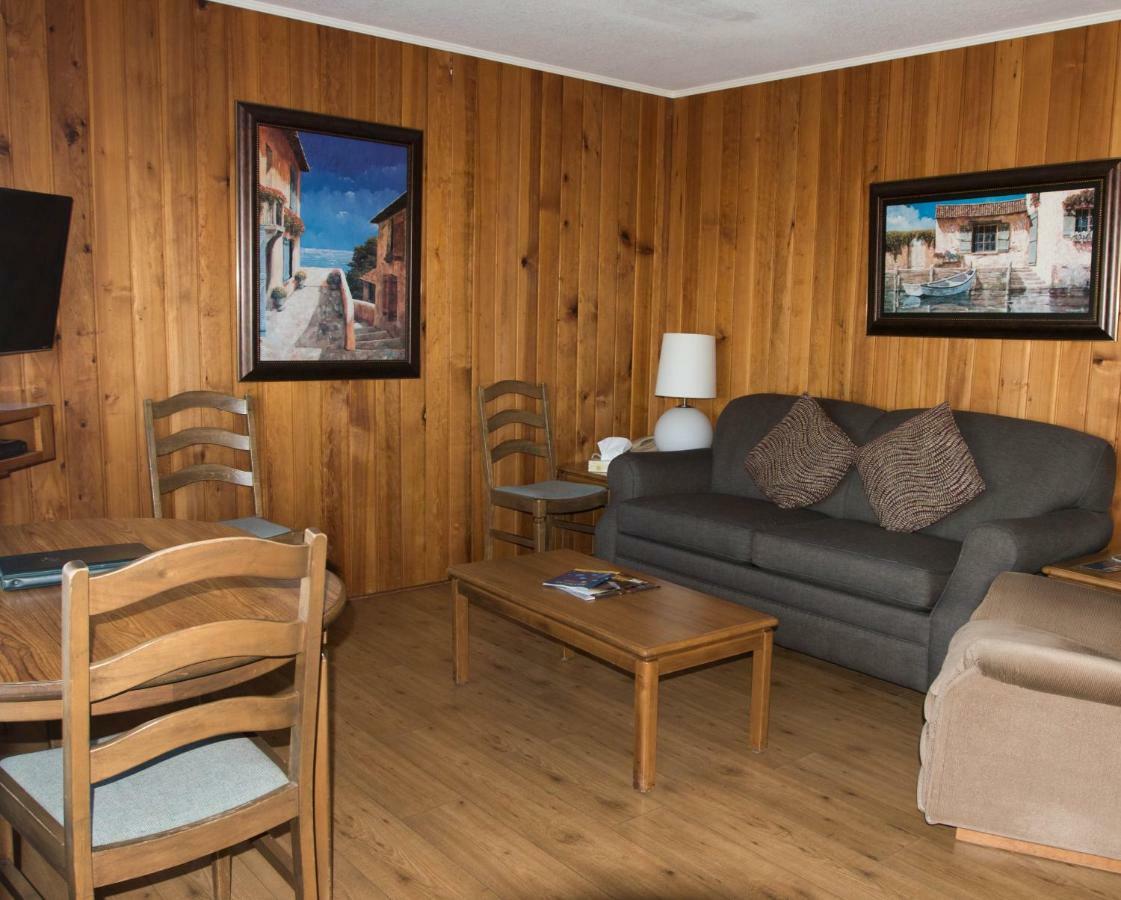 The Cedarwood Inn & Suites Sidney Eksteriør bilde