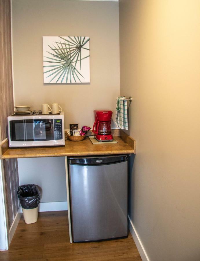 The Cedarwood Inn & Suites Sidney Eksteriør bilde
